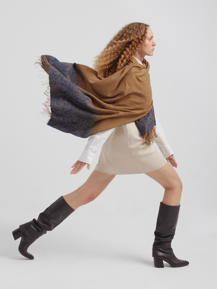 Estola Brunei De Vicuña Color Azul/Camel