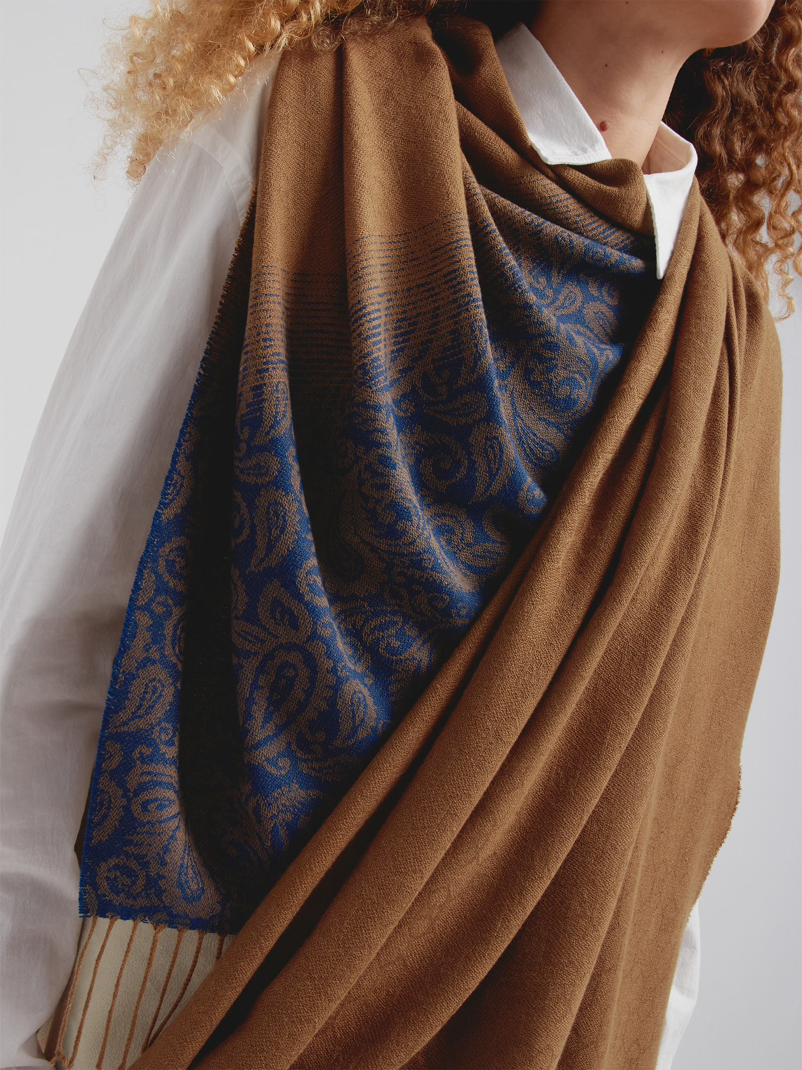 Estola Brunei De Vicuña Color Azul/Camel