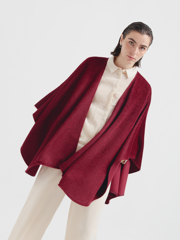 Capa Agil De Baby Alpaca Suri Color Guinda