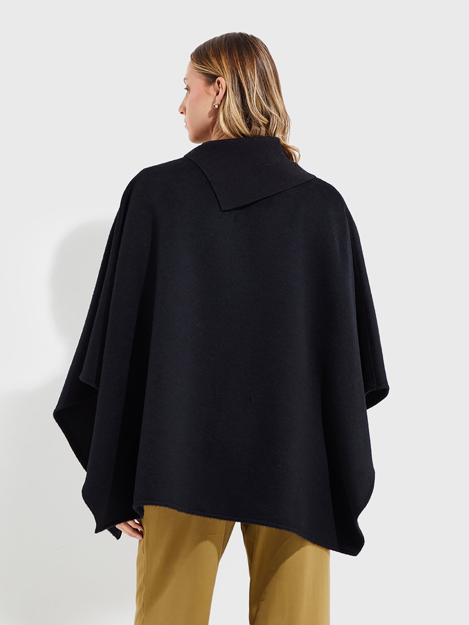 Capa Yssey De Baby Alpaca Color Negro