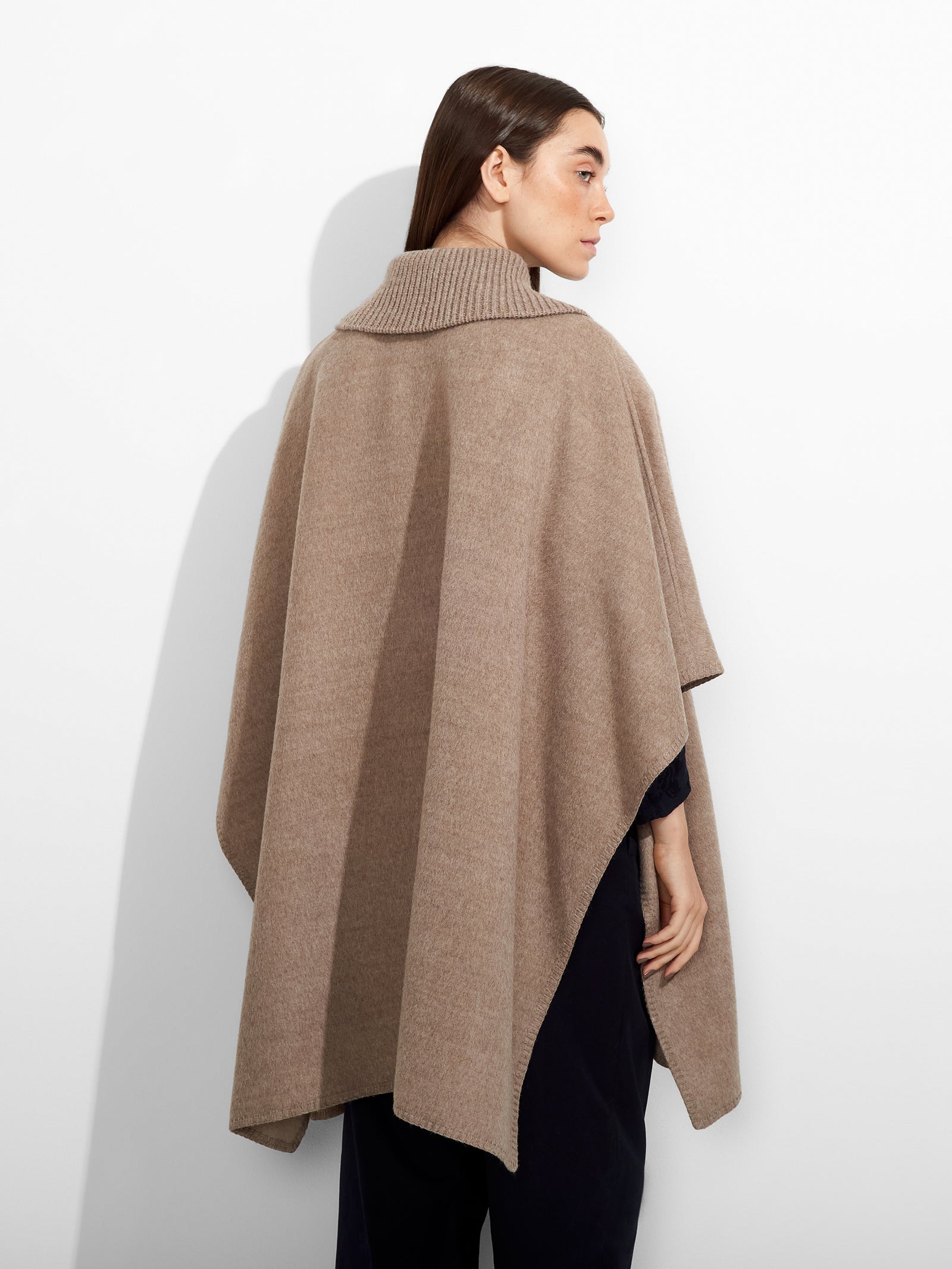 Capa Zendaya De Baby Alpaca Color Marrón