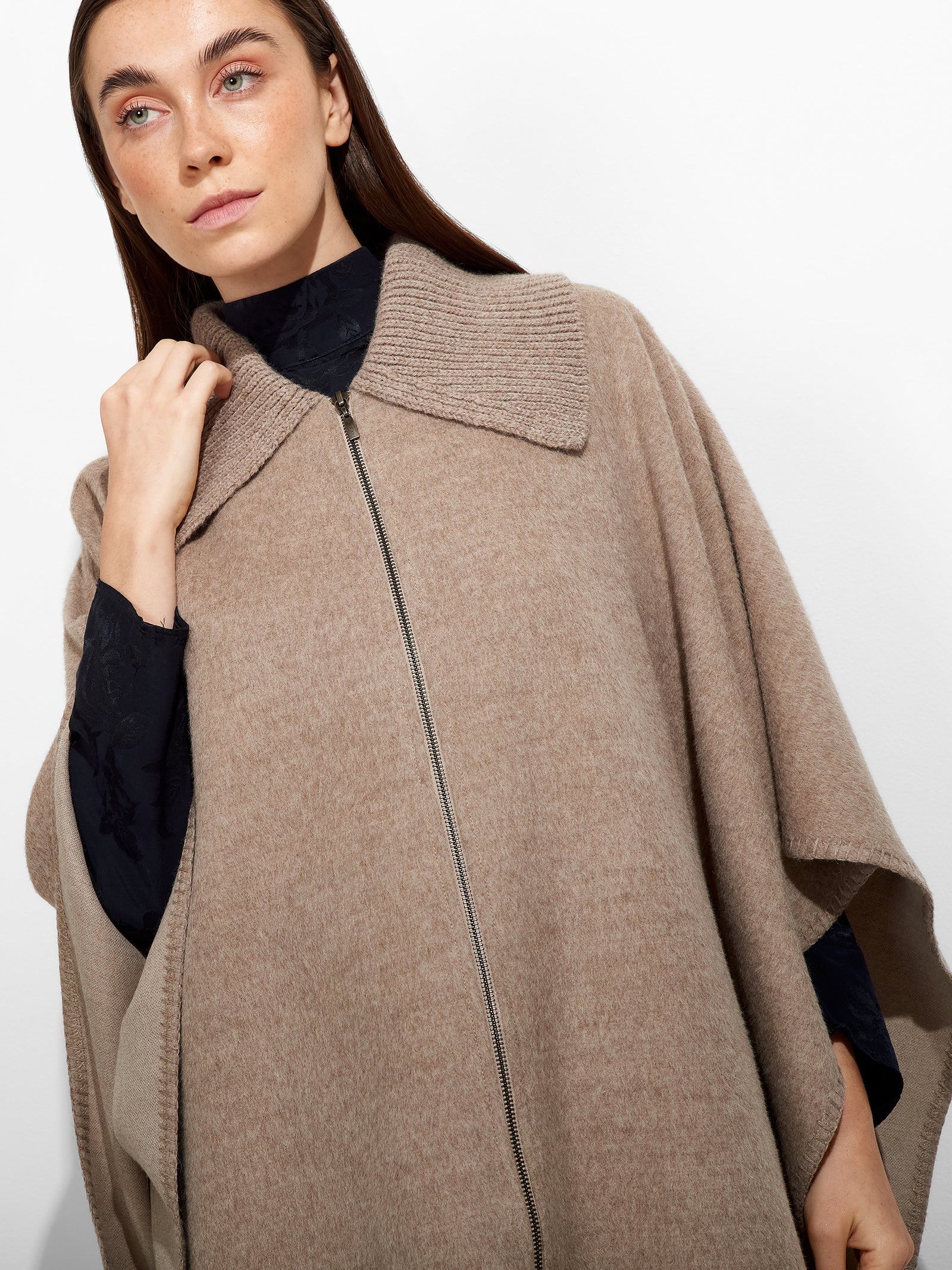 Capa Zendaya De Baby Alpaca Color Marrón