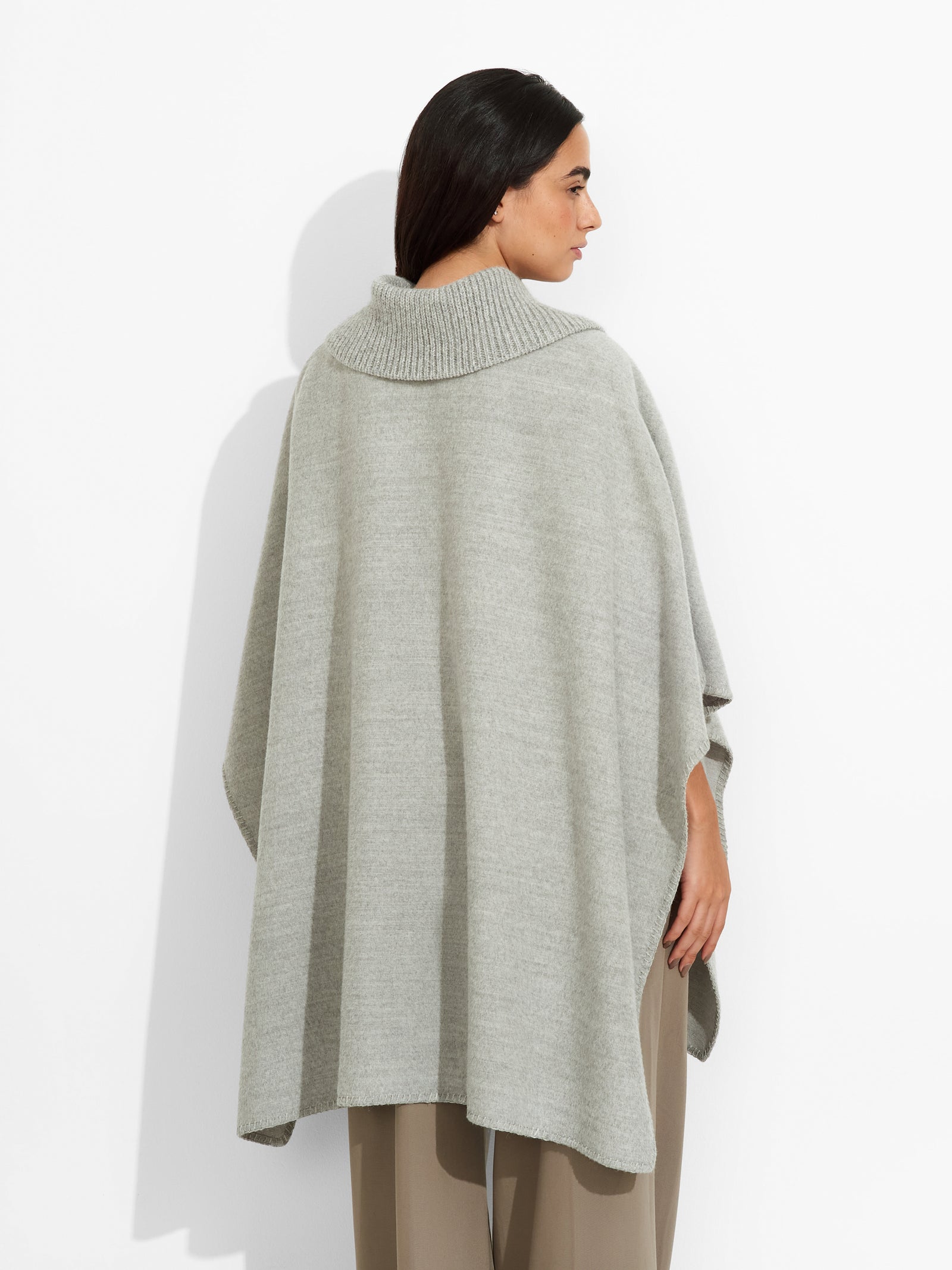Zendaya Cape, Grey Baby Alpaca Color Marr N