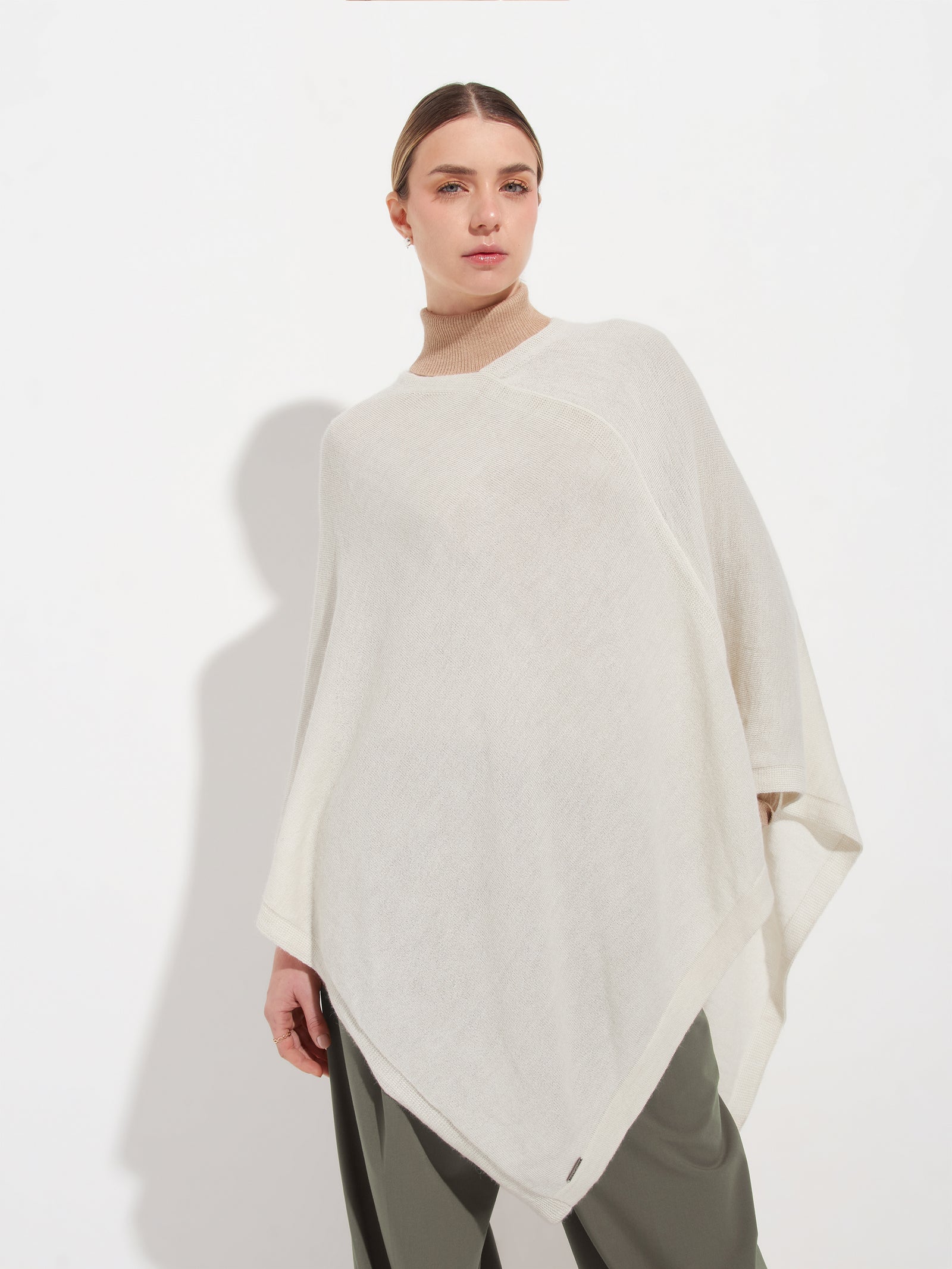 Poncho Almendra De Baby Alpaca Color Blanco