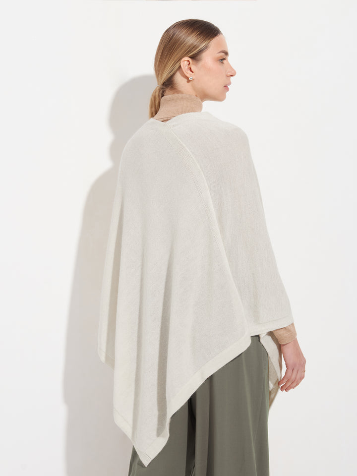 Poncho Almendra De Baby Alpaca Color Blanco