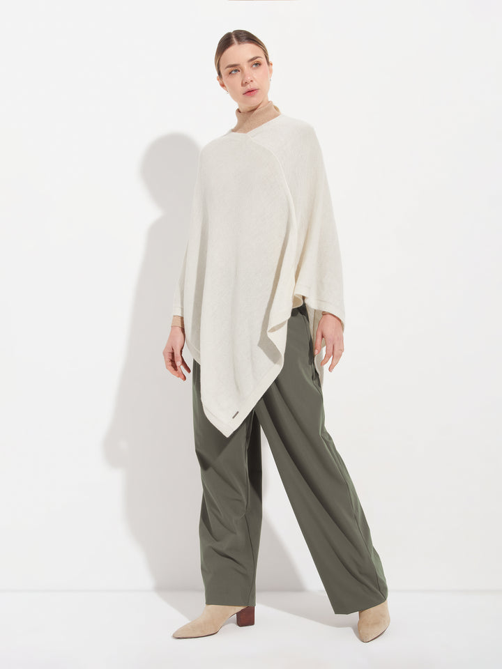 Poncho Almendra De Baby Alpaca Color Blanco