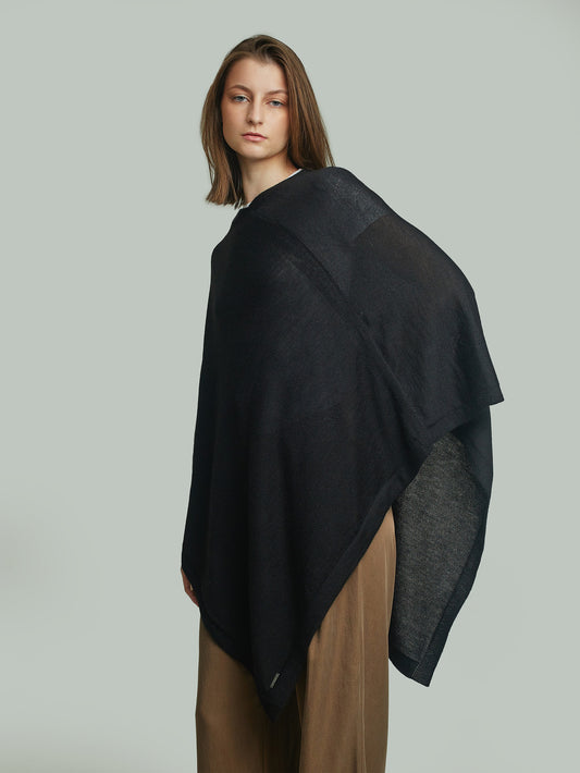 Poncho Almendra De Baby Alpaca Color Negro
