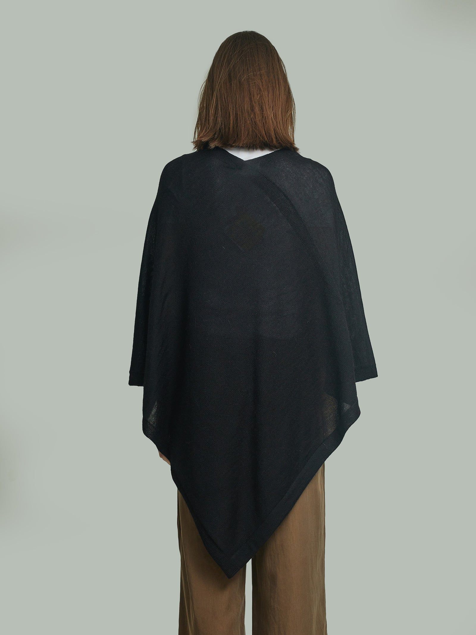 Poncho Almendra De Baby Alpaca Color Negro