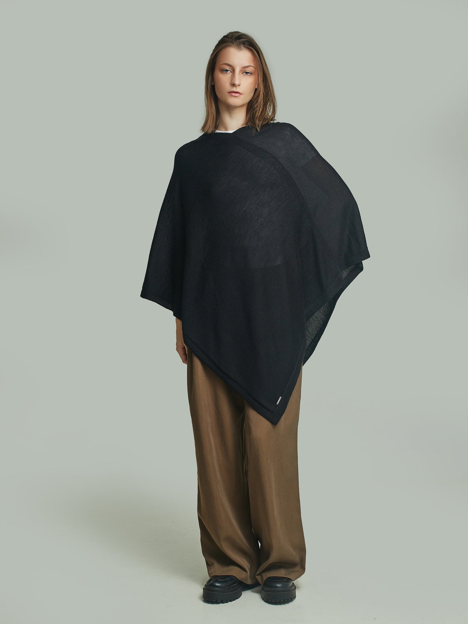 Poncho Almendra De Baby Alpaca Color Negro