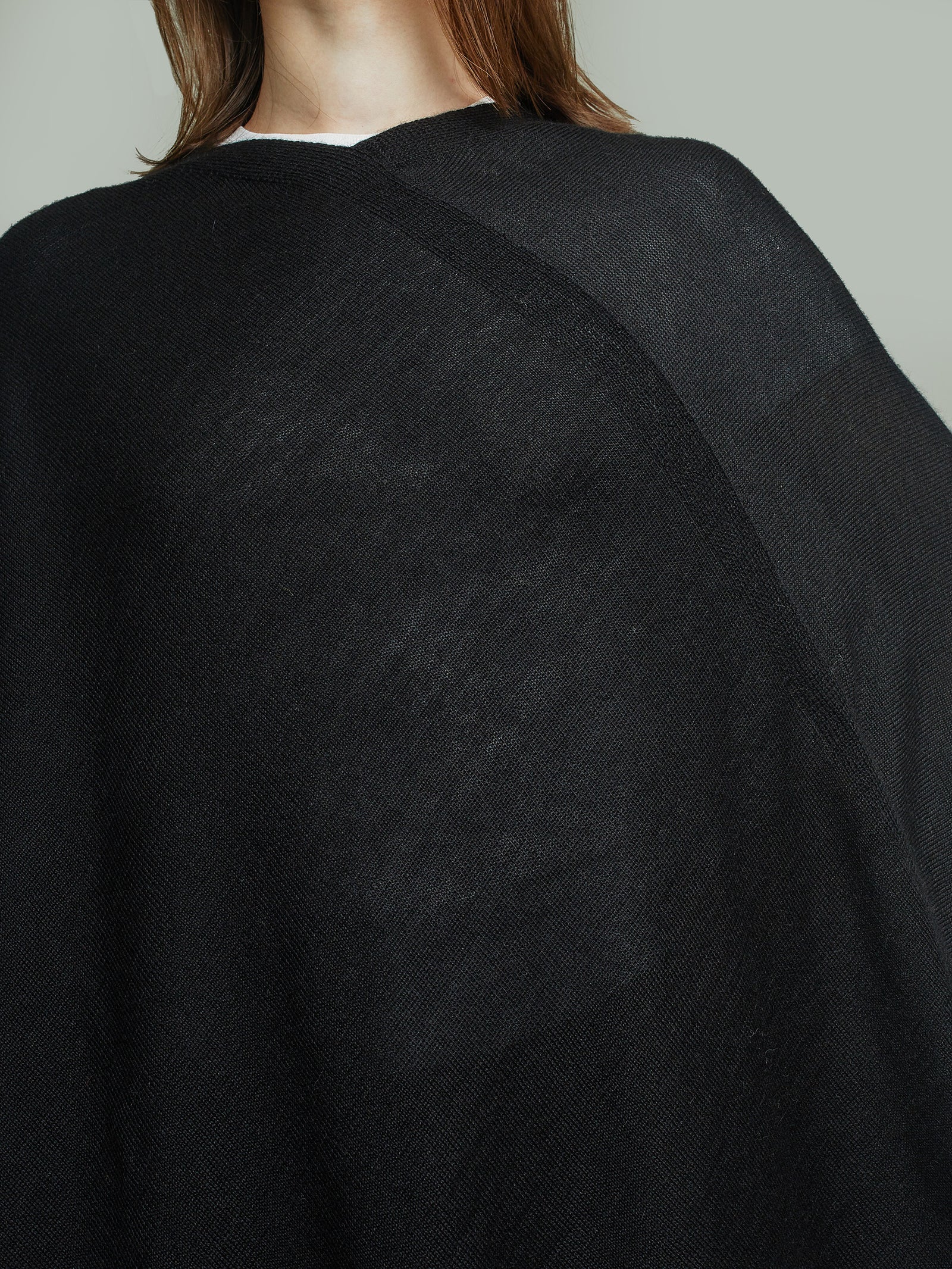 Poncho Almendra De Baby Alpaca Color Negro
