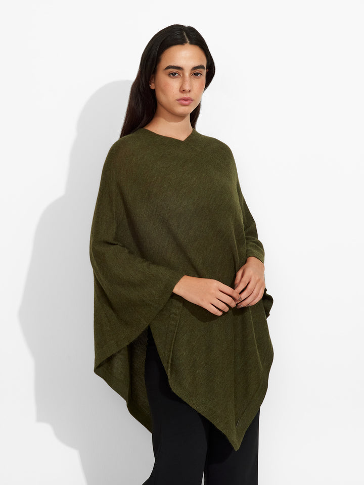 Poncho Almendra De Baby Alpaca Color Verde
