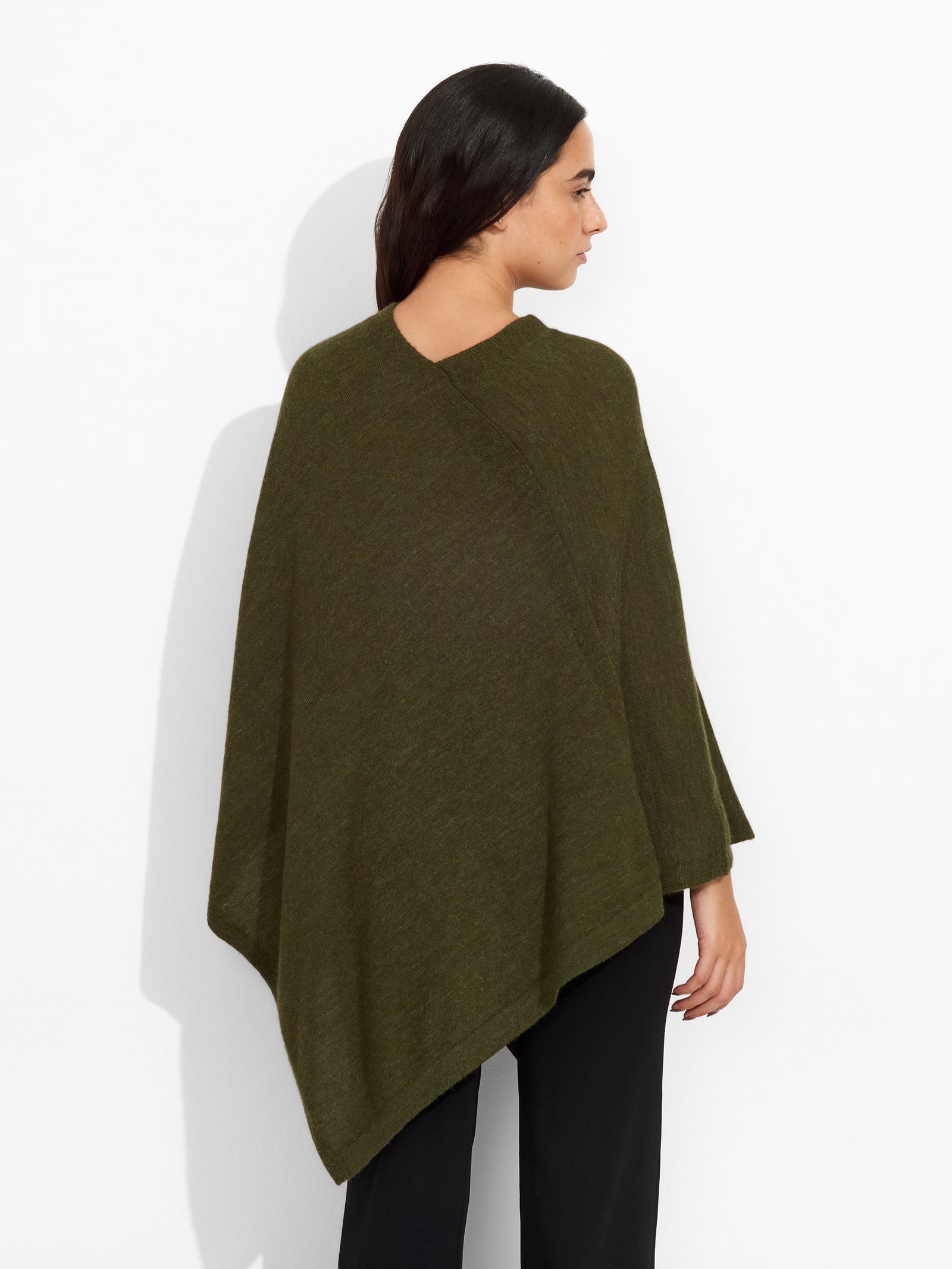 Poncho Almendra De Baby Alpaca Color Verde
