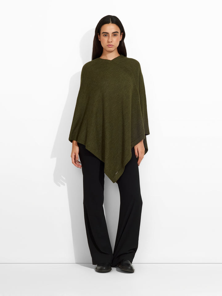 Poncho Almendra De Baby Alpaca Color Verde