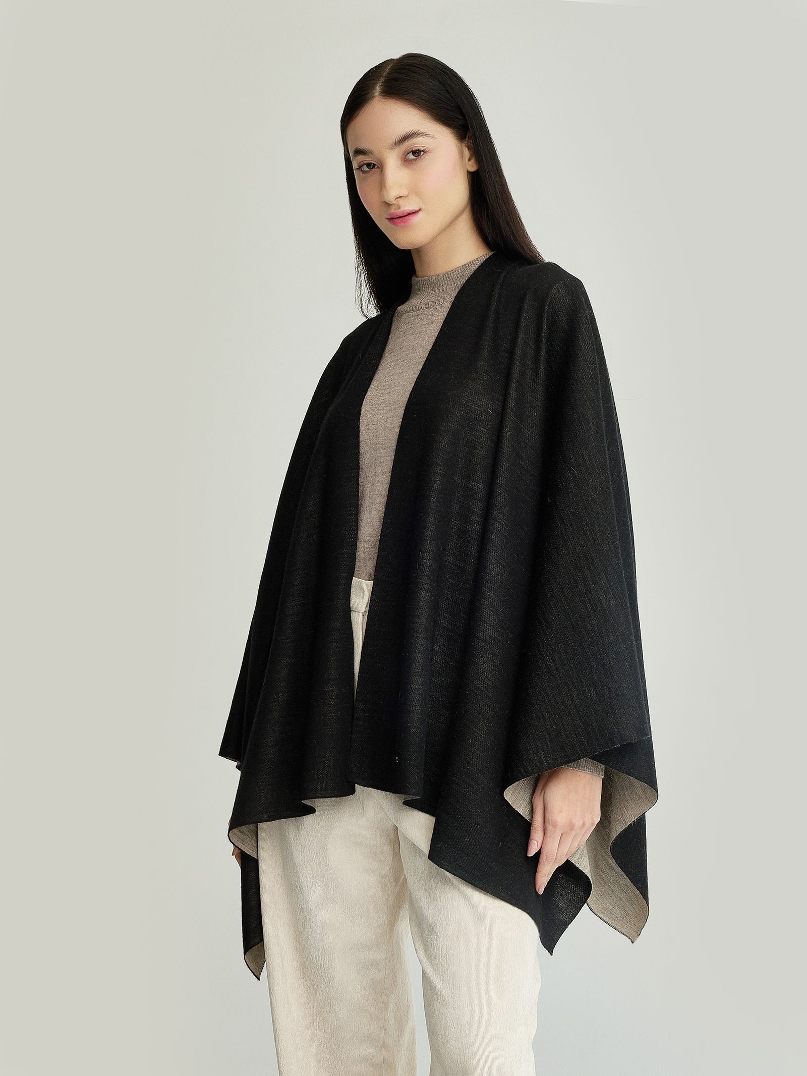 Poncho Temira De Baby Alpaca Color Negro