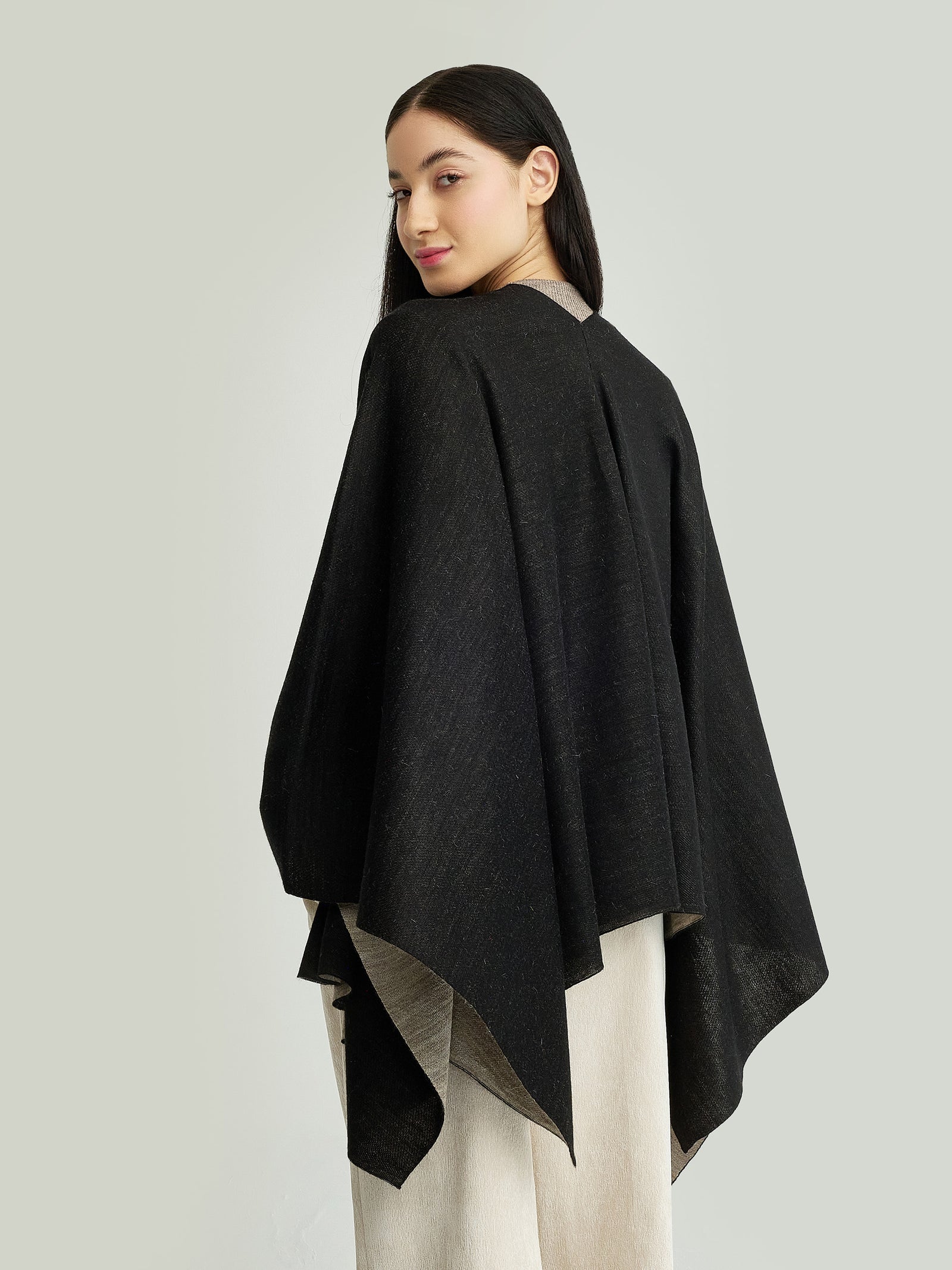 Poncho Temira De Baby Alpaca Color Negro