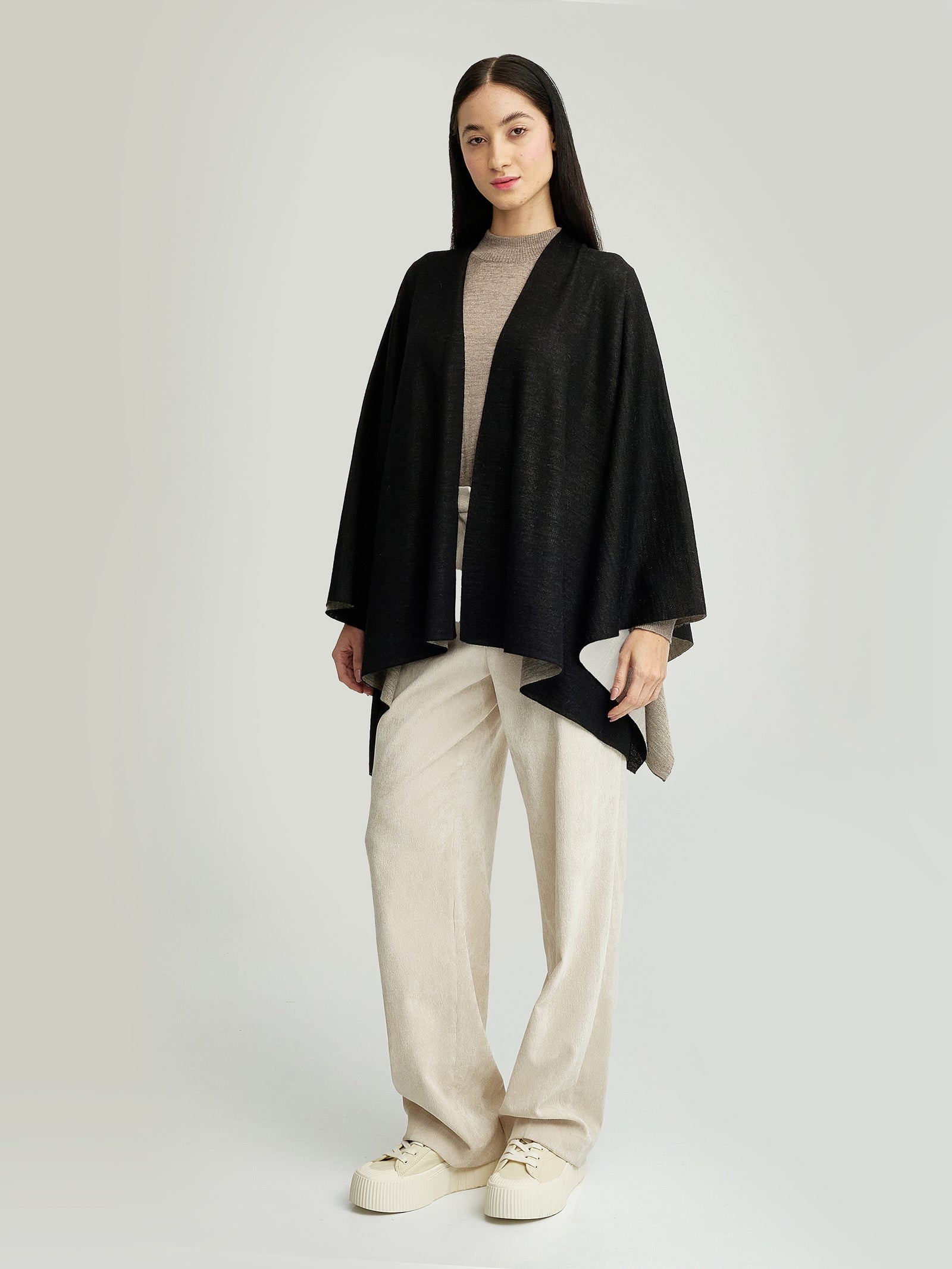 Poncho Temira De Baby Alpaca Color Negro