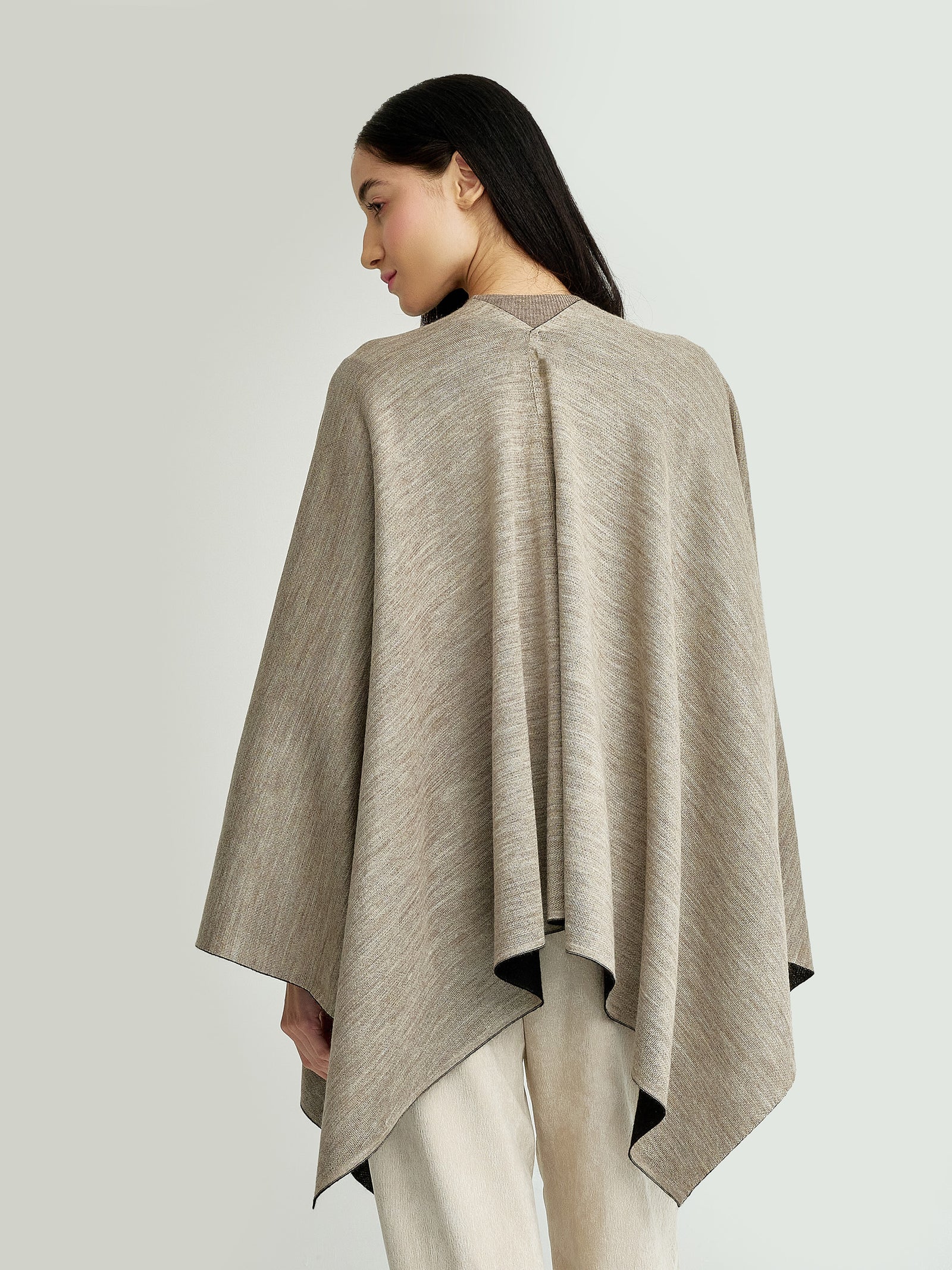 Poncho Temira De Baby Alpaca Color Negro