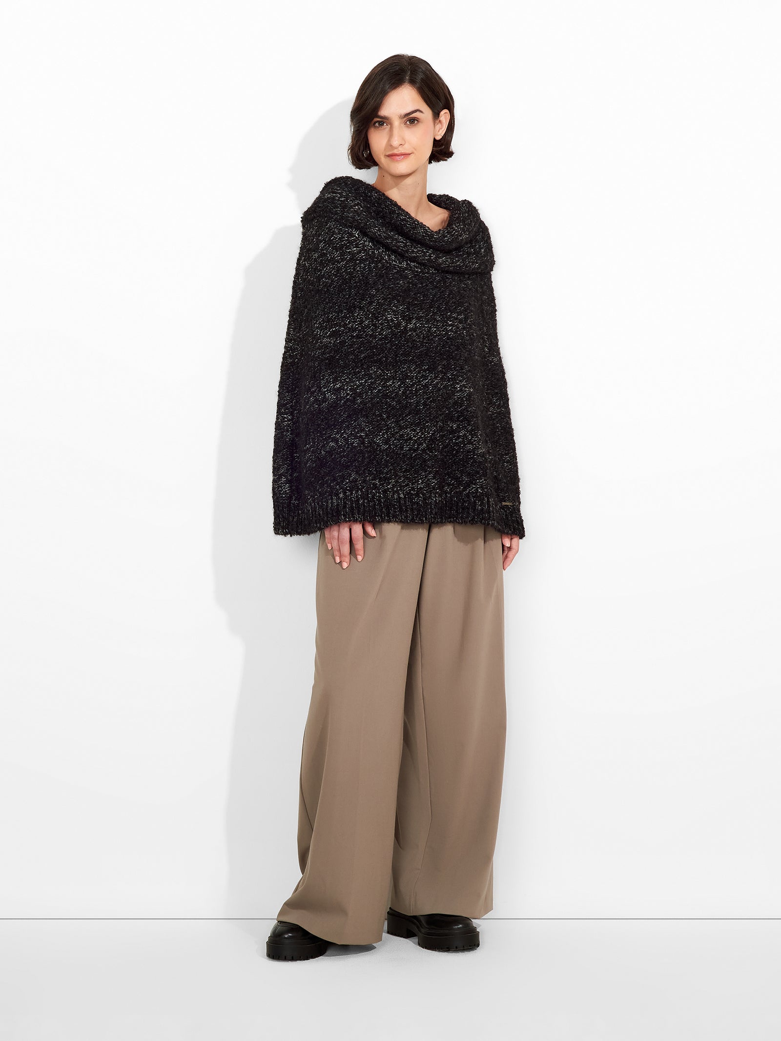 Poncho Zaira De Suri Alpaca Color Negro