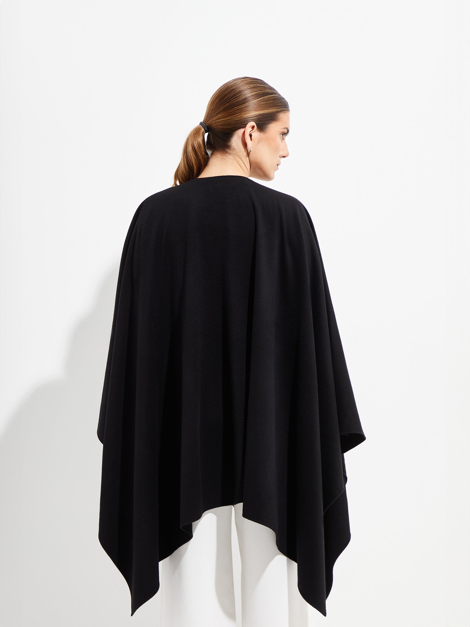 Betty Vicuña Cape in Black