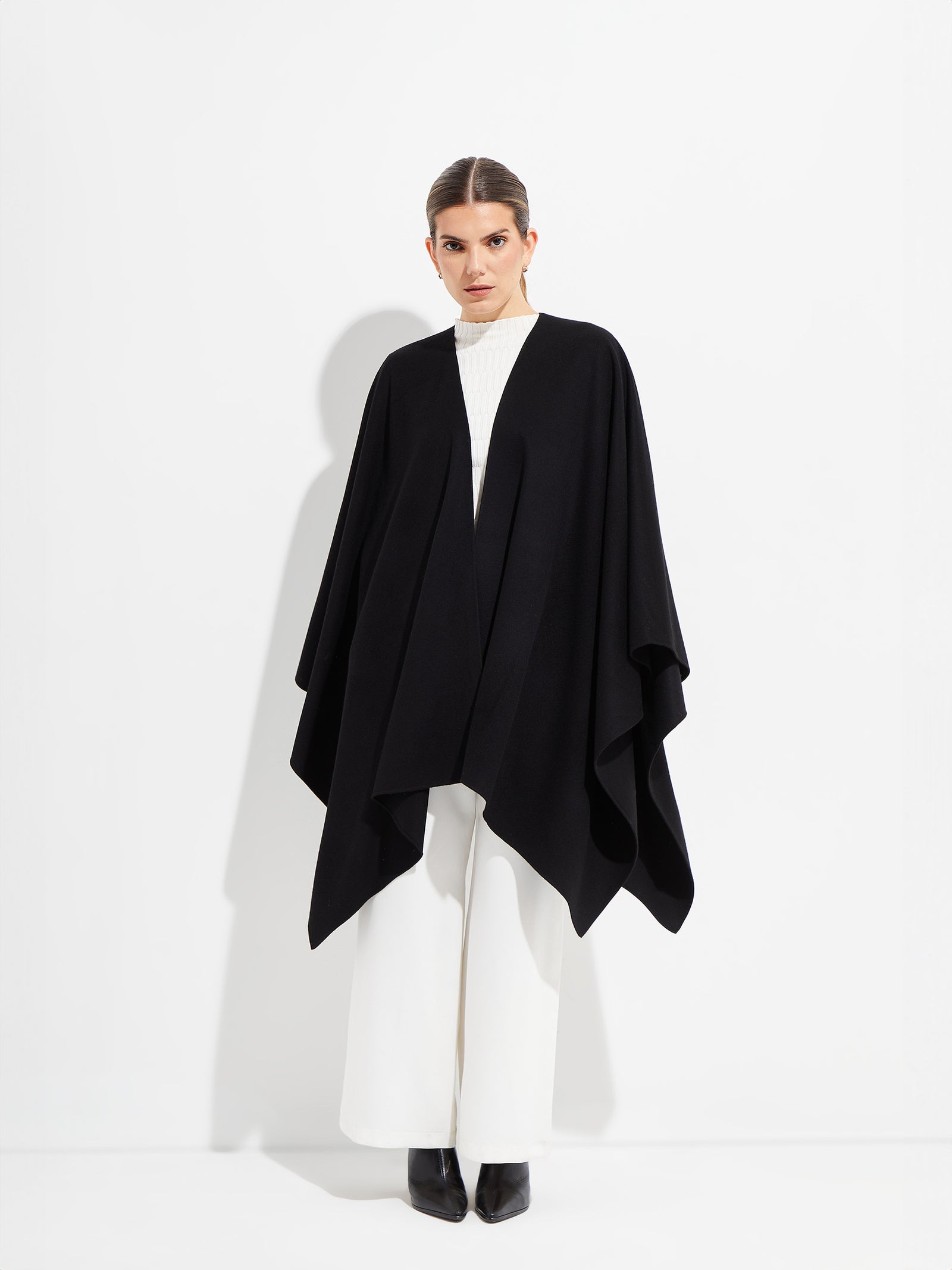 Betty Vicuña Cape in Black