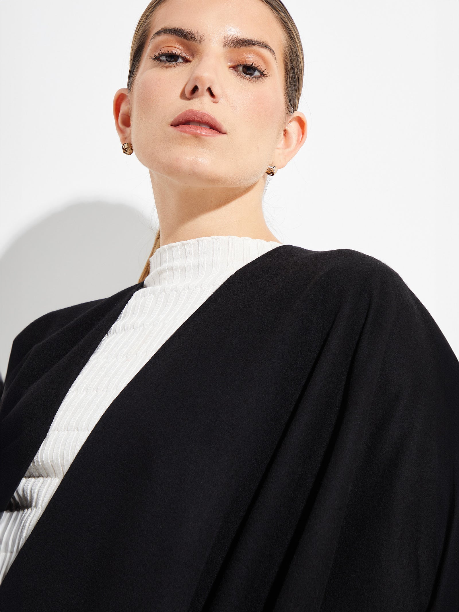 Betty Vicuña Cape in Black