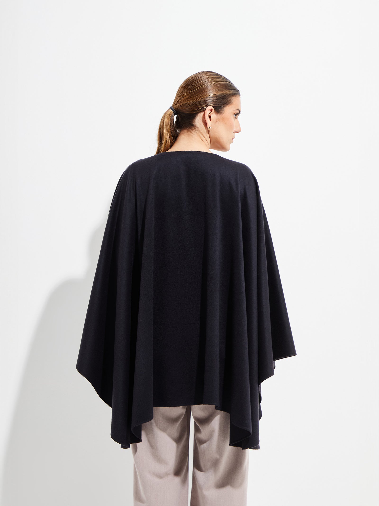 Barbara Vicuña Cape in Blue