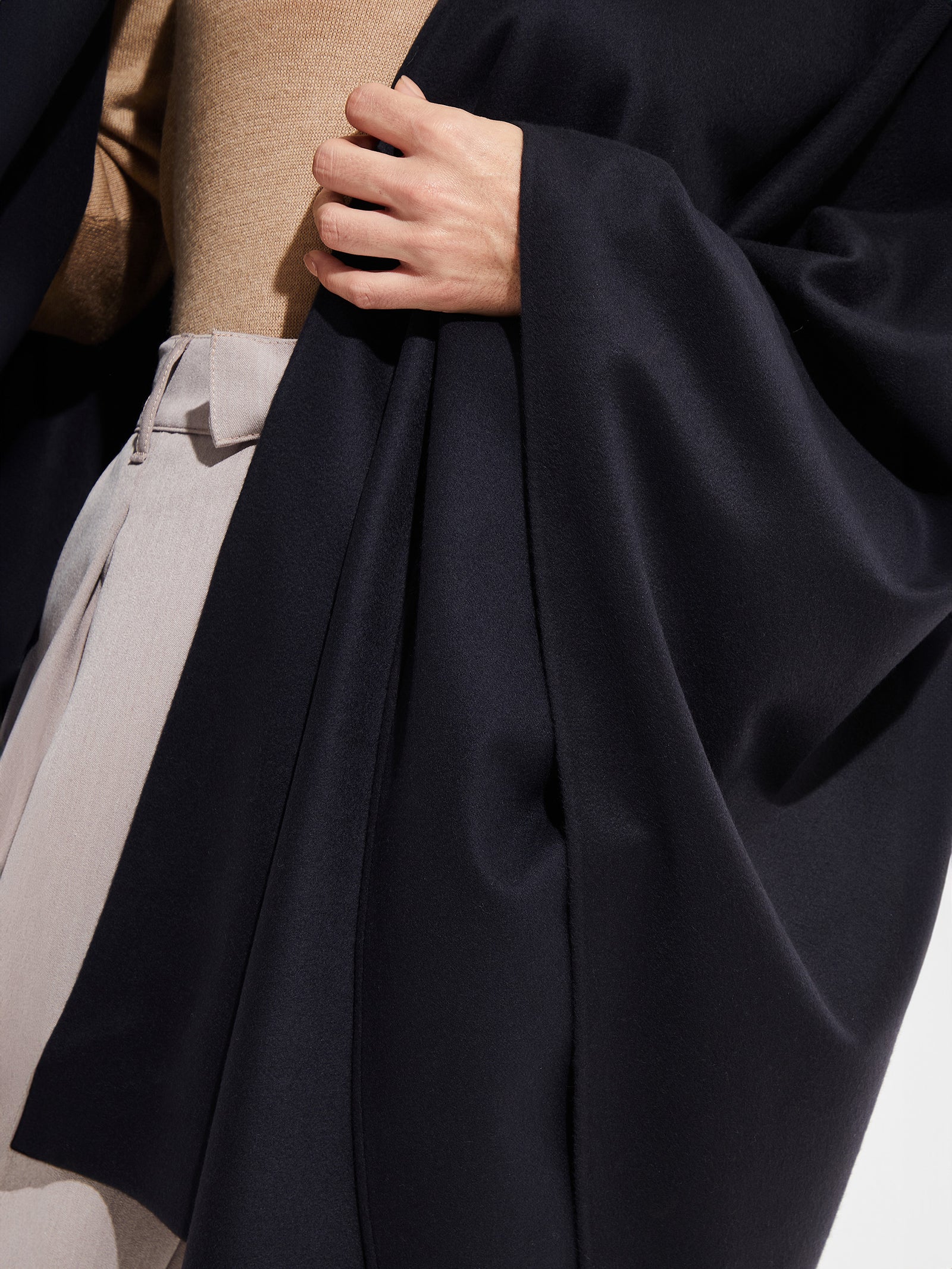 Barbara Vicuña Cape in Blue