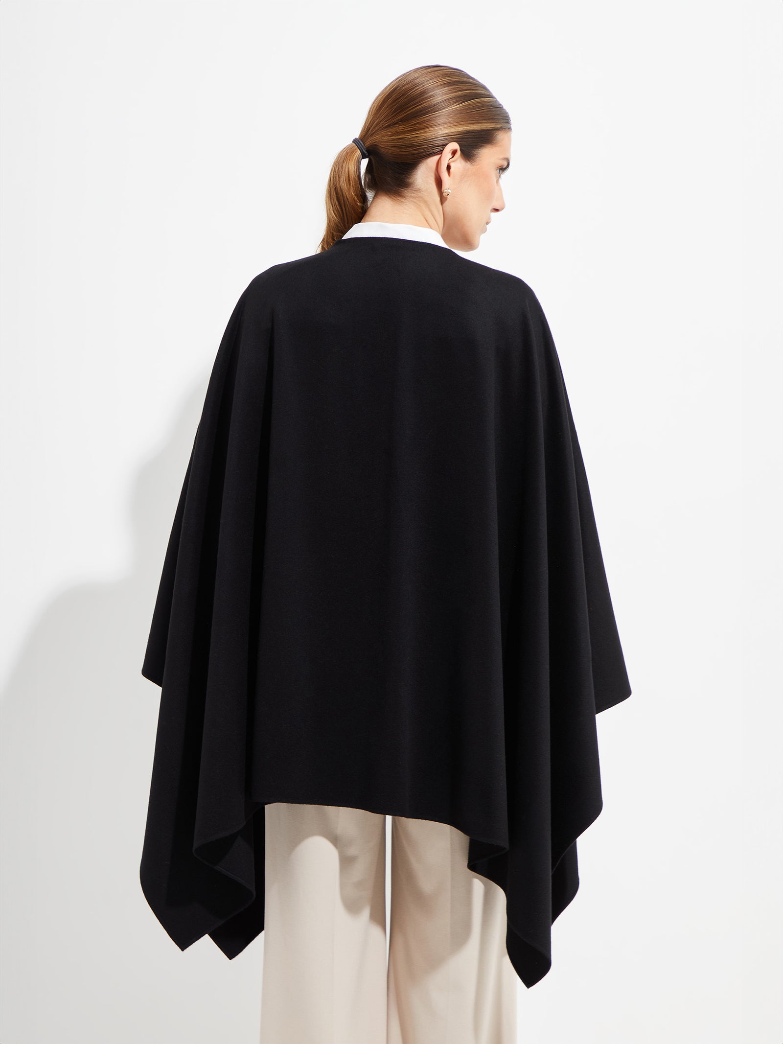 Barbara Vicuña Cape in Black