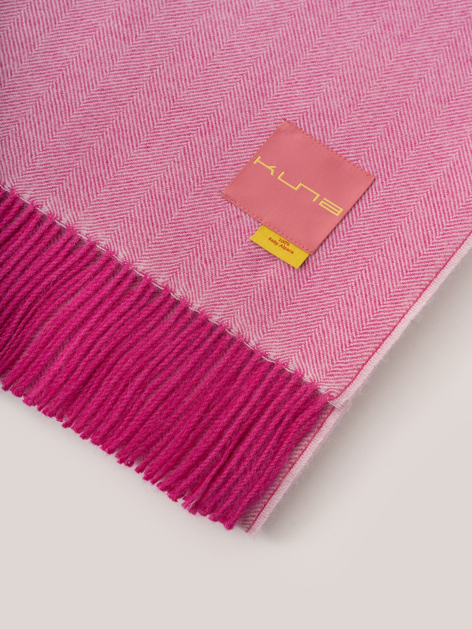 Manta Yanahuara De Baby Alpaca Color Fucsia