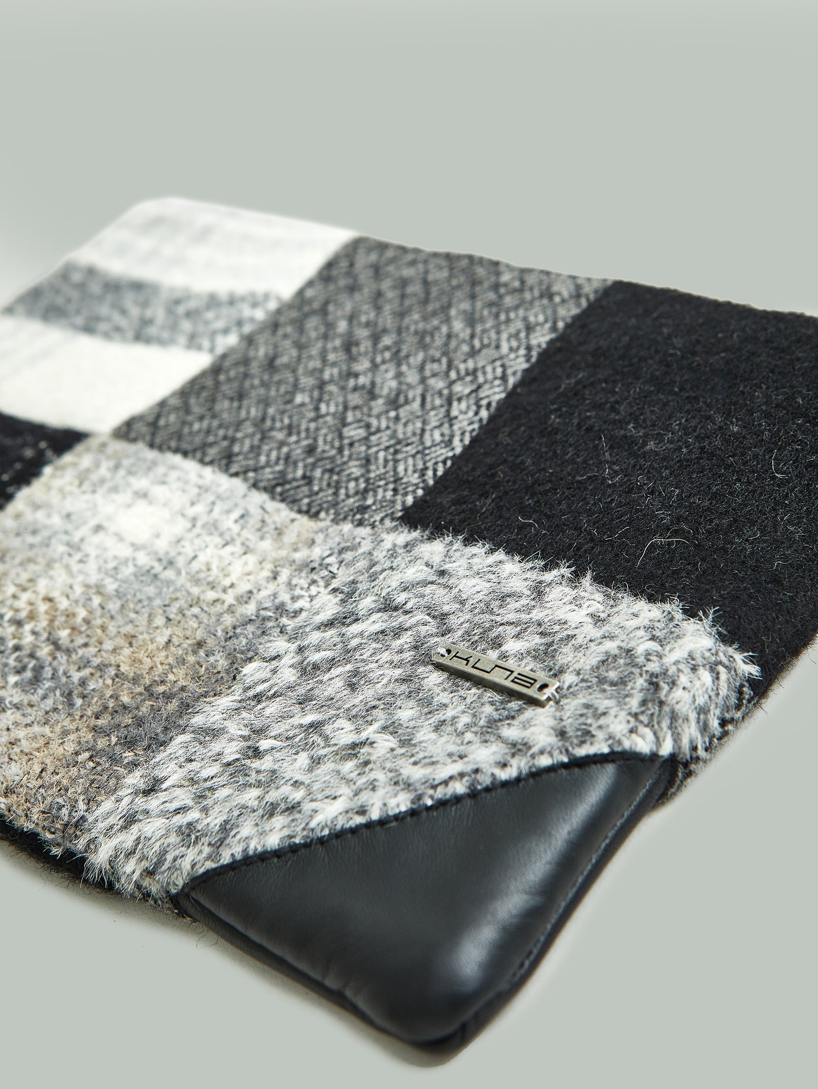 Clutch Patchwork De Alpaca Y Lana Color Gris